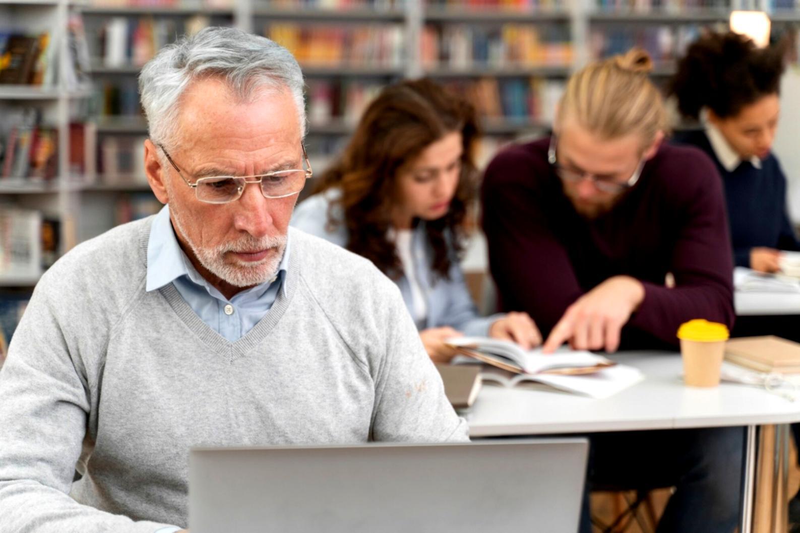 Menschen beim gemeinsamen Lernen über Finanzplanung