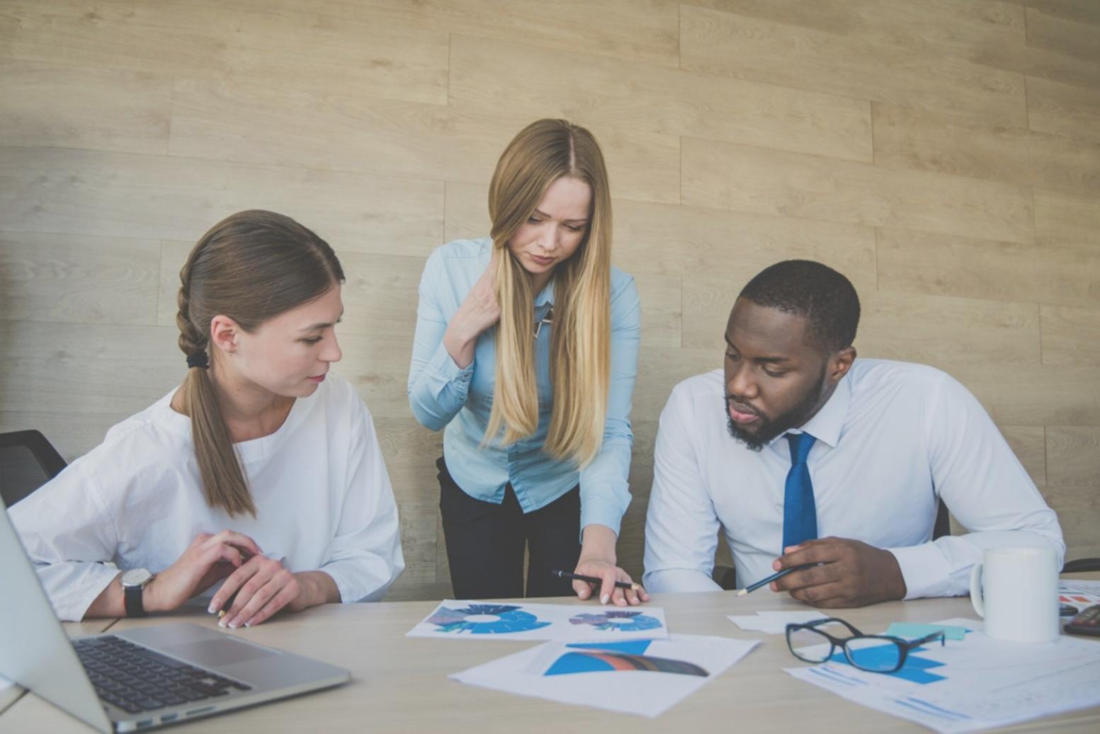 Person bei der entspannten Finanzplanung am Laptop