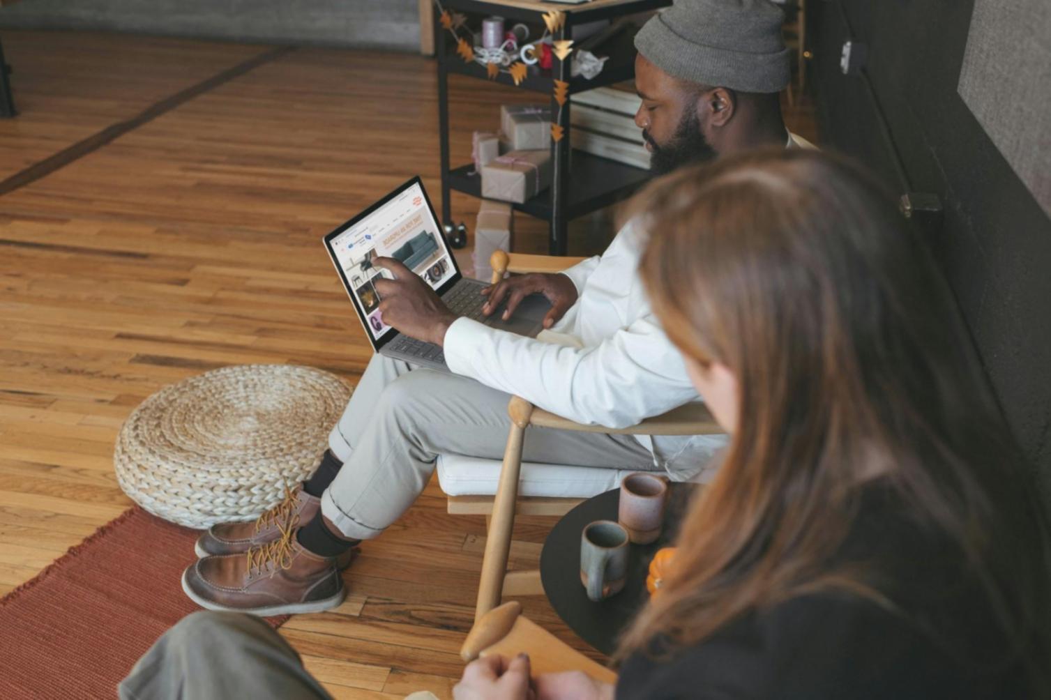 Finanzberatung in modernem Büro mit persönlicher Atmosphäre